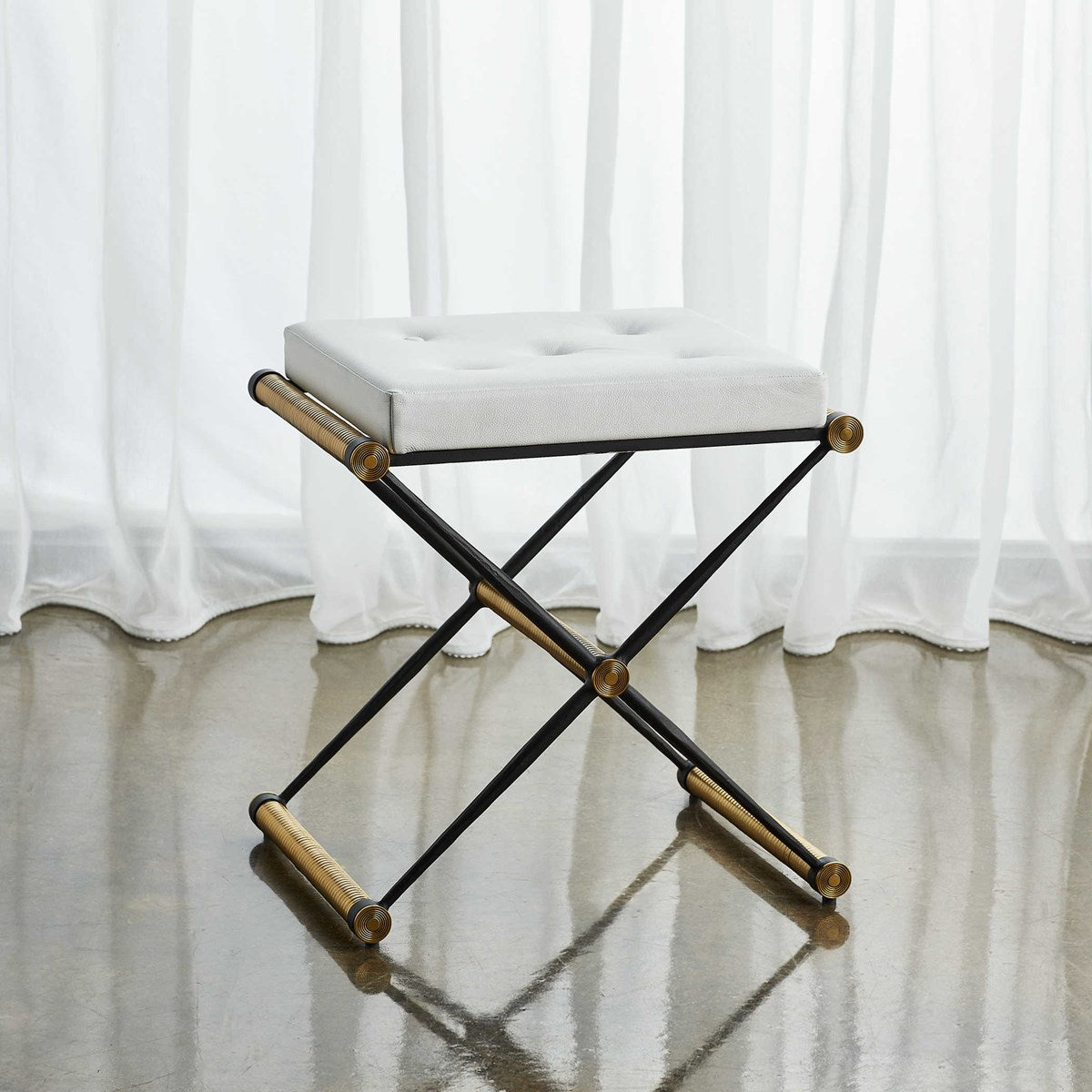 علامة X تشير إلى المكان، مقعد صغير