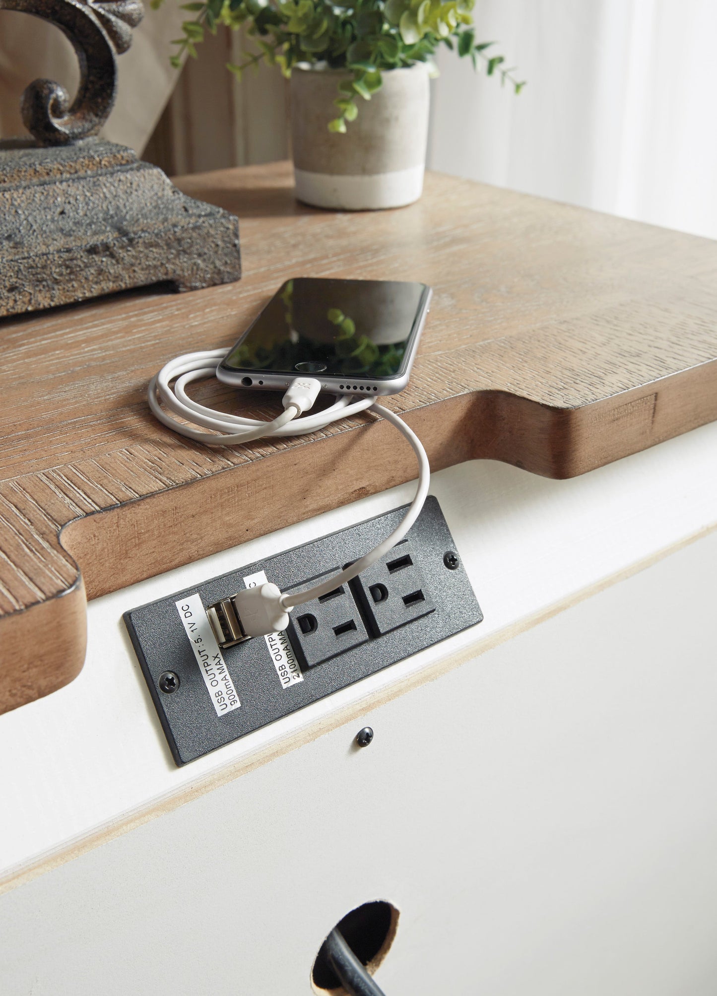 Realyn  King  bedroom Sleigh Package