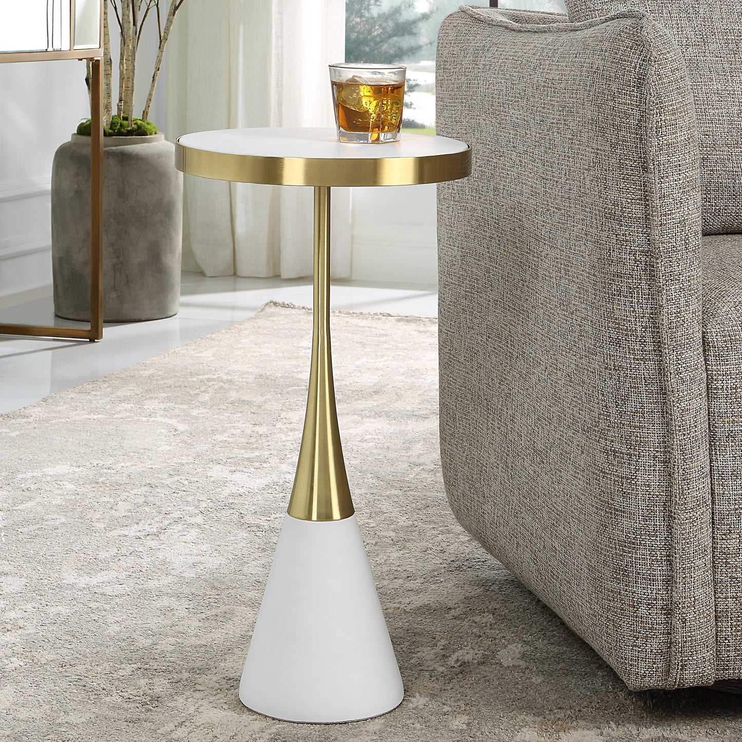 طاولة جانبية من الخرسانة البيضاء من شركة Uttermost Apex
