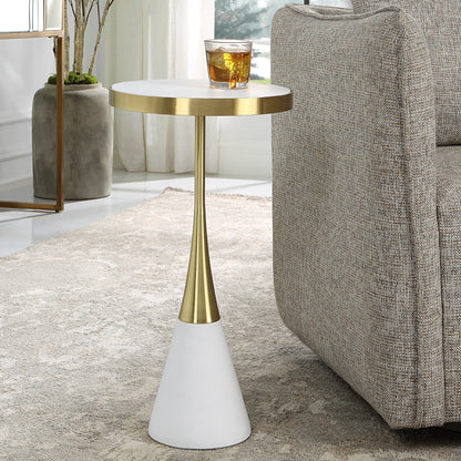 طاولة جانبية من الخرسانة البيضاء من شركة Uttermost Apex