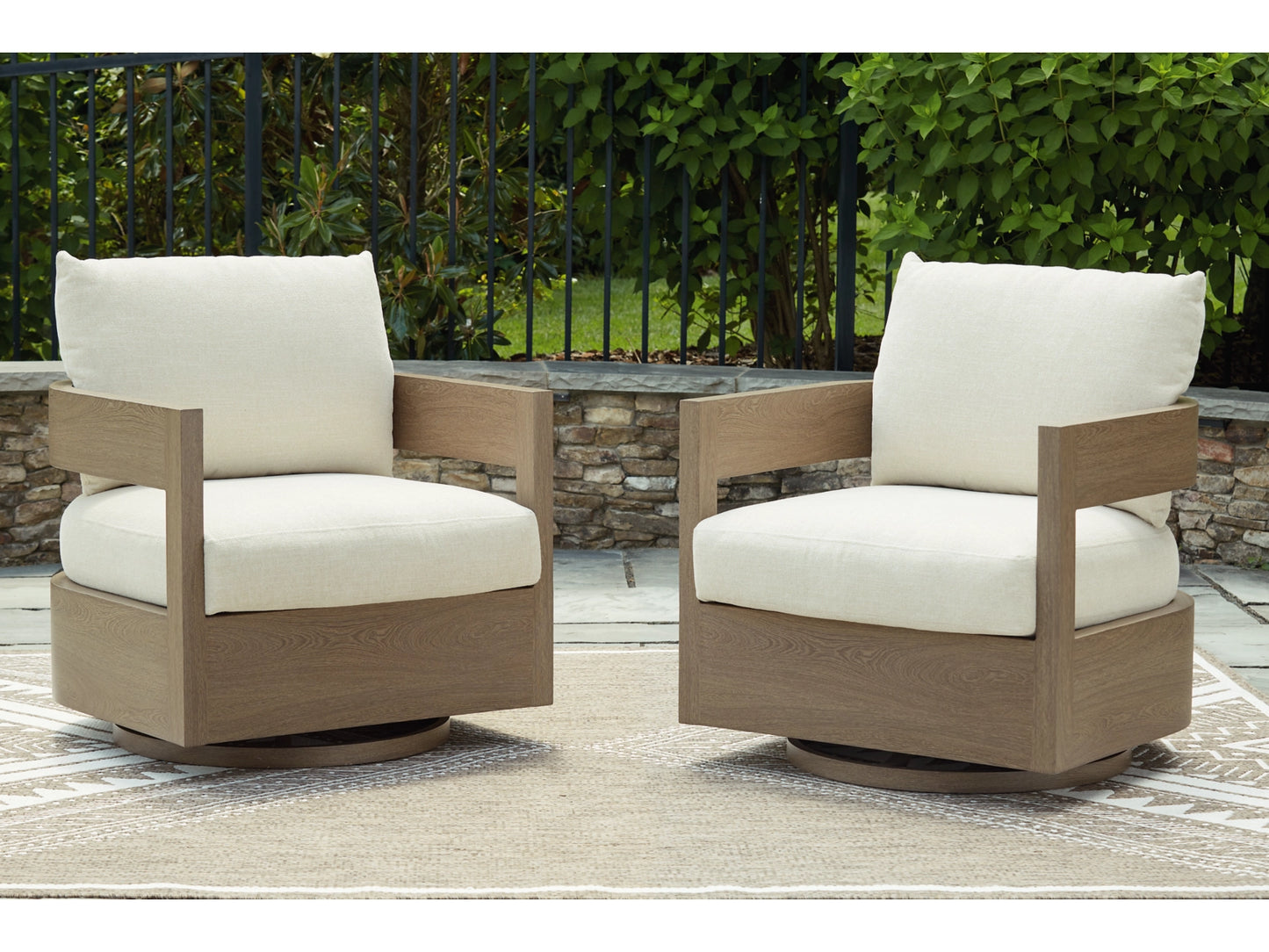 كرسي طعام خارجي دوار مع وسادة من Serene Bay (مجموعة من قطعتين)