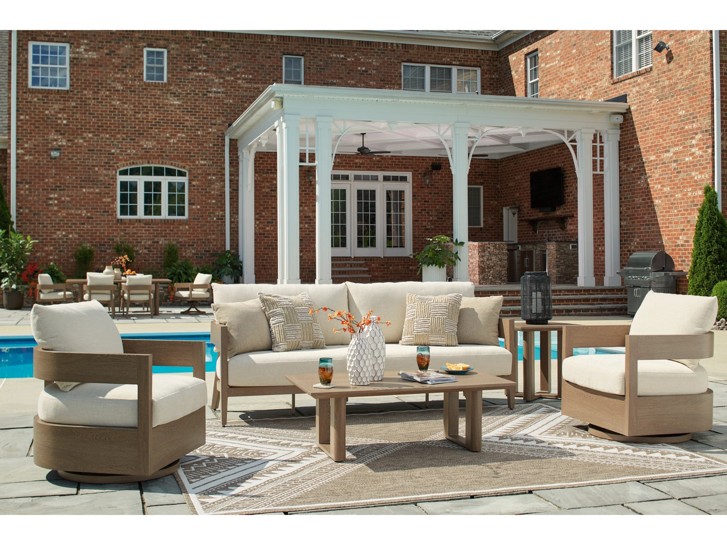 كرسي طعام خارجي دوار مع وسادة من Serene Bay (مجموعة من قطعتين)