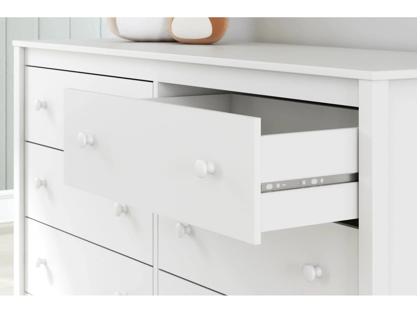Hallityn Dresser