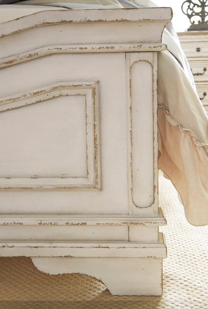 Realyn  King Panel bedroom Package