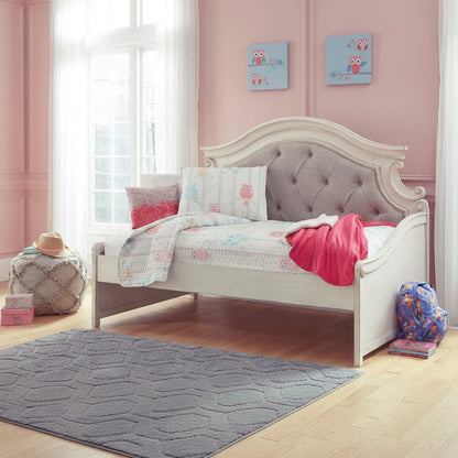 Realyn Twin DayBed Bedroom Set